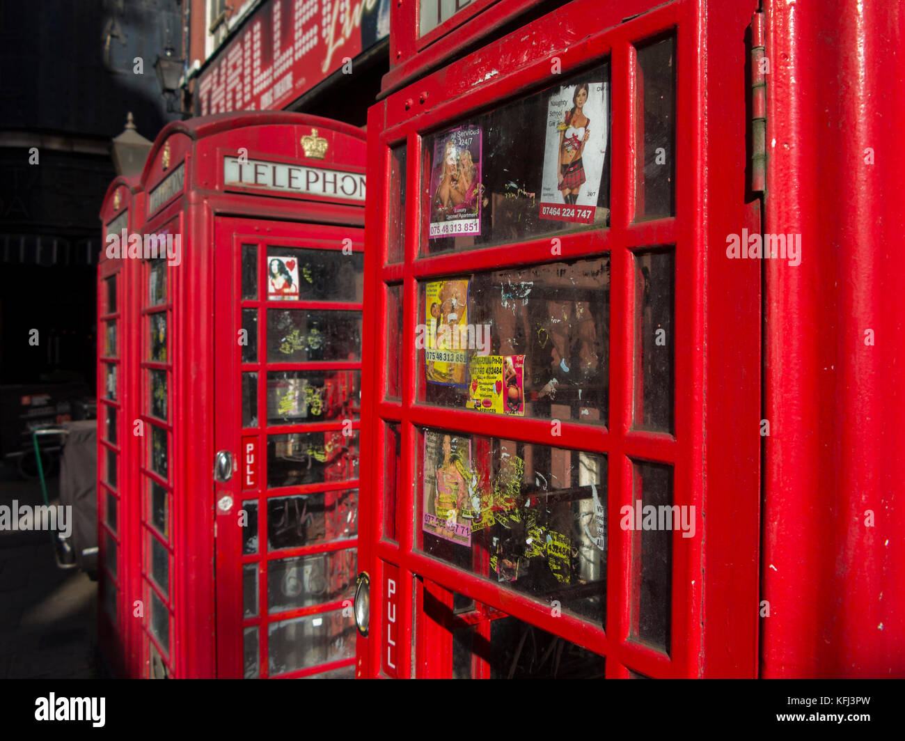 Trois boîtes de téléphone à Londres qui semblait Mission : Impossible - État voyou dans Great Windmill Street, Londres W1 Banque D'Images