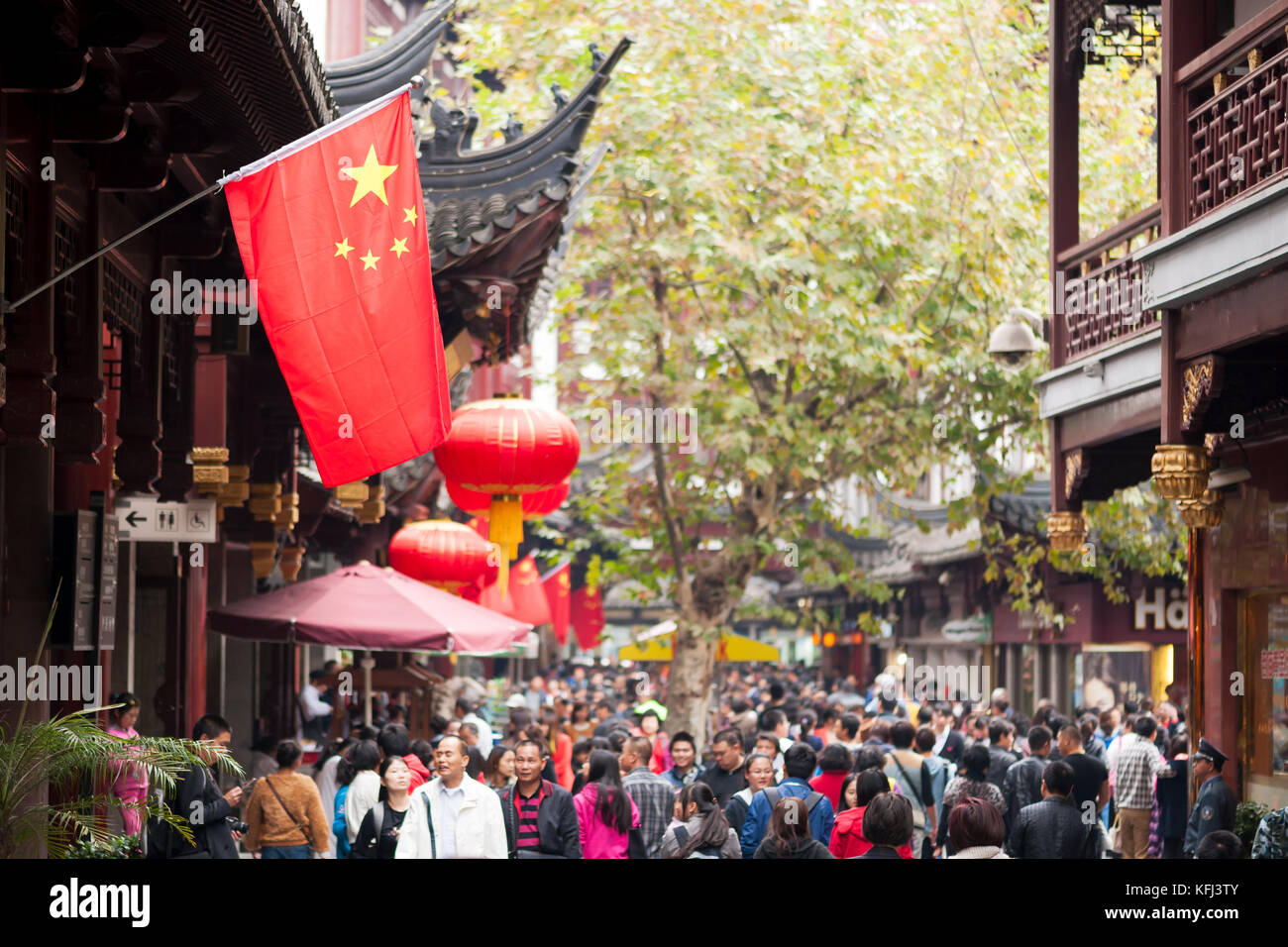 Drapeau chinois dans une vieille rue Banque D'Images