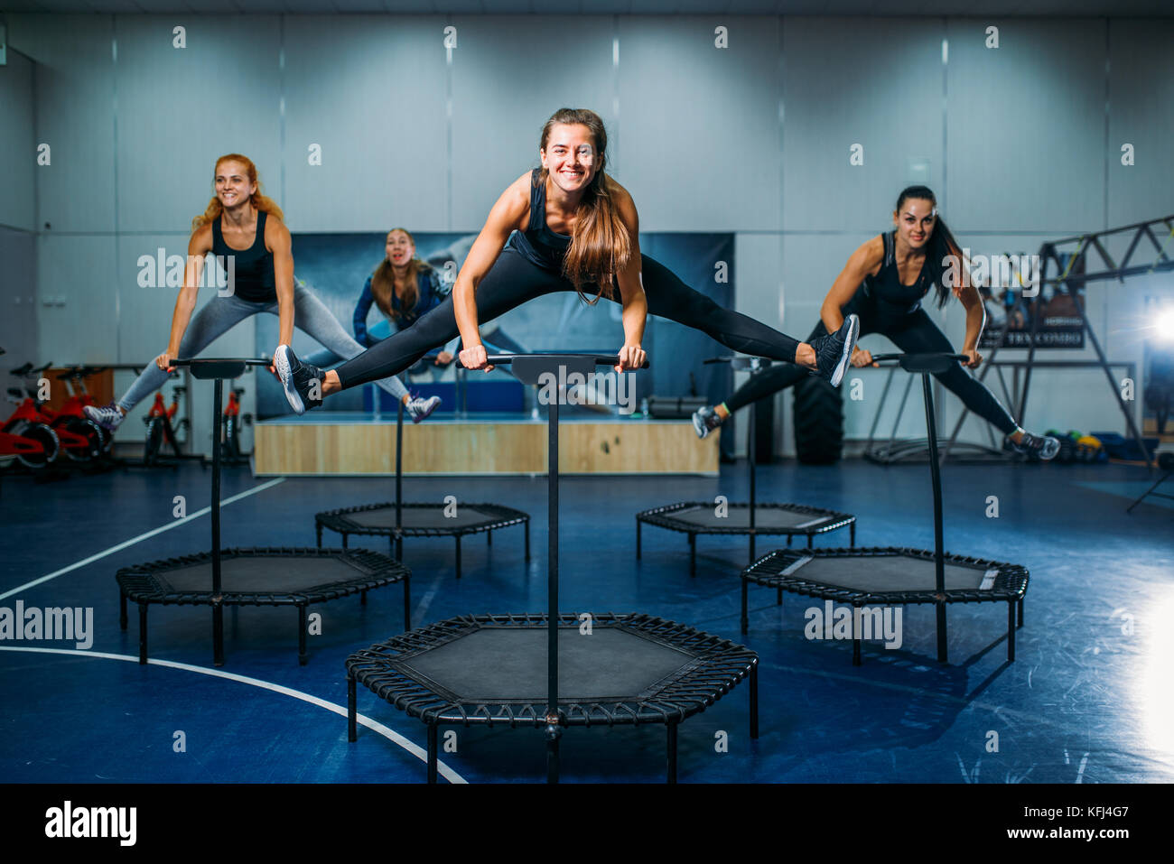 Groupe de femmes sur le sport, trampoline, fitness workout. Femme d'équipe  dans une salle de sport. classe d'aérobie Photo Stock - Alamy