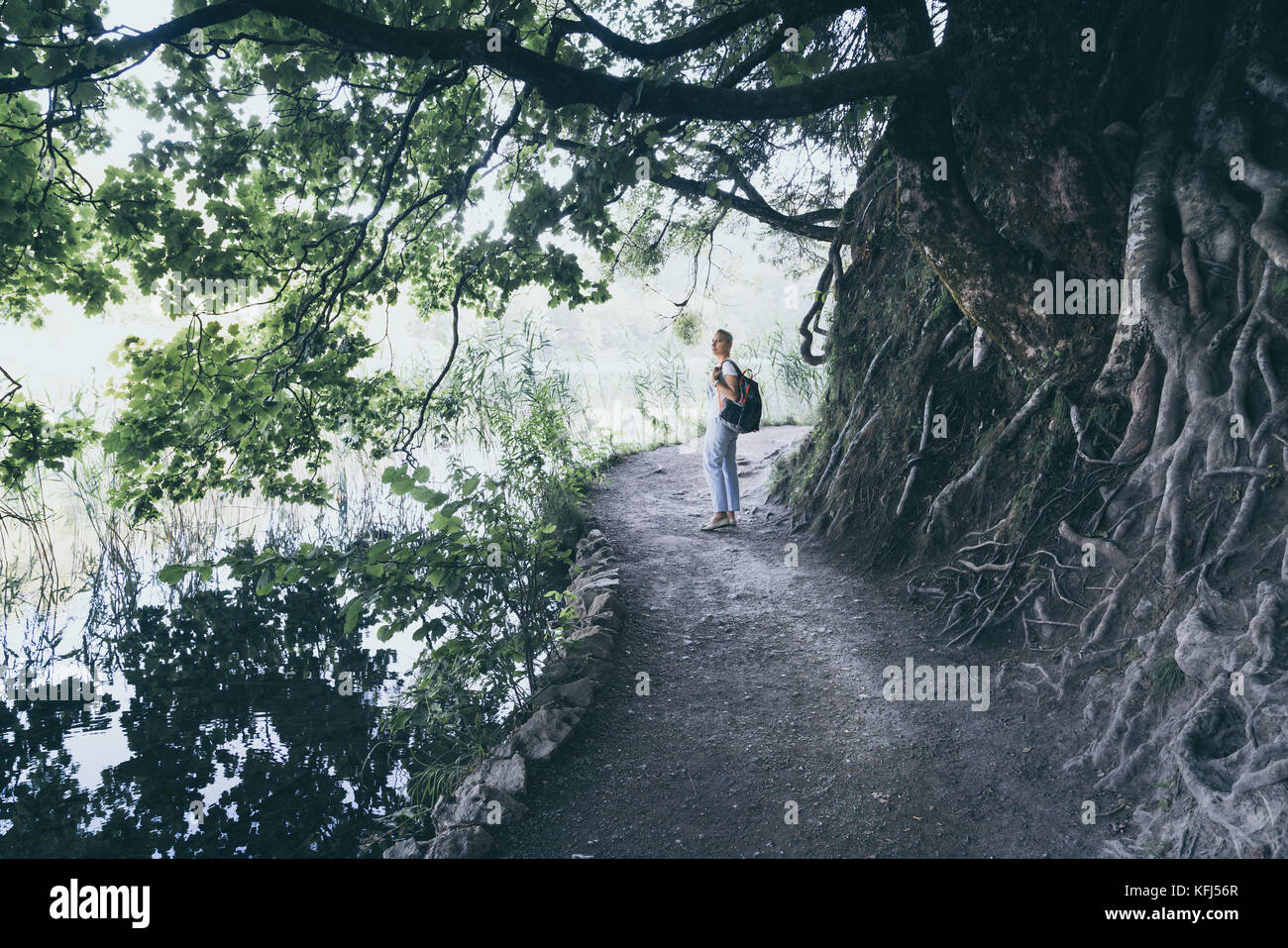 Femme sur un sentier de randonnée dans le parc national des lacs de Plitvice Banque D'Images