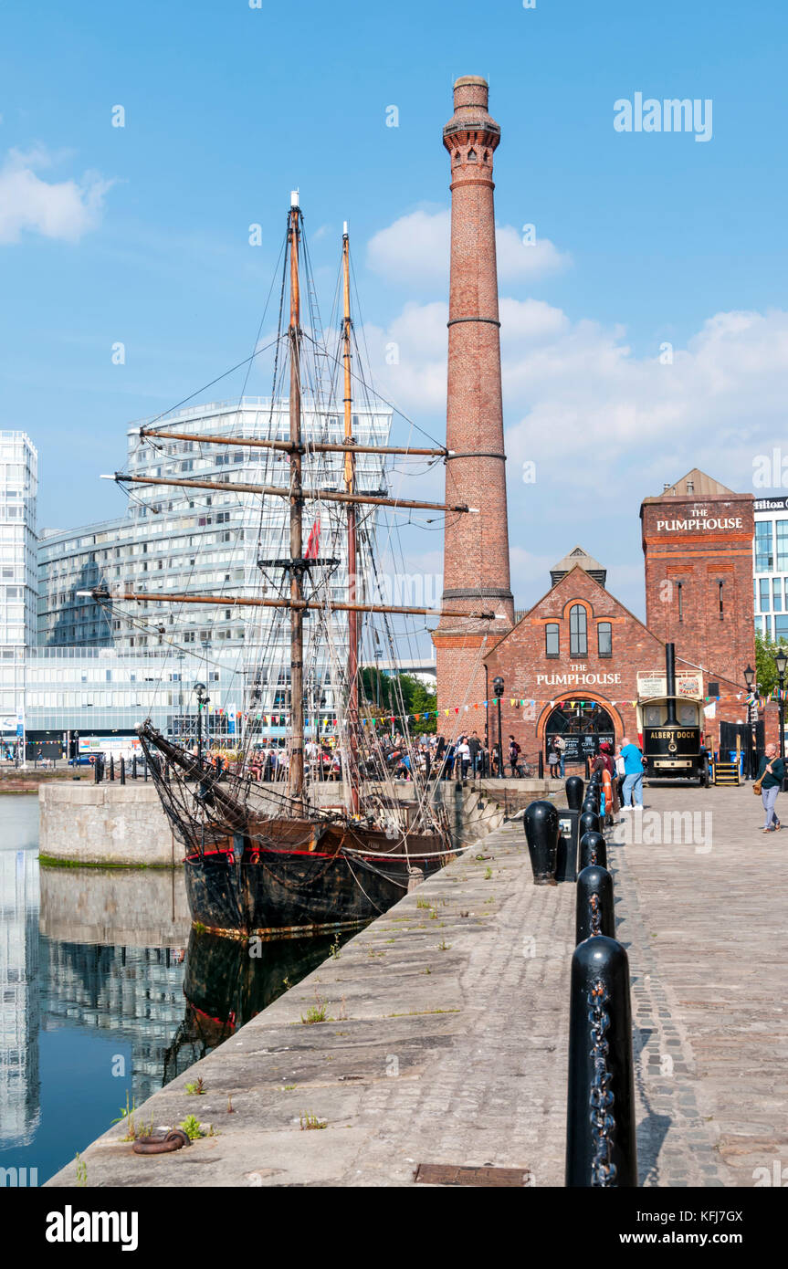 Le Canning Dock avec grand voilier historique restauré Zébu et la station de pompage de la Chambre publique de Liverpools restauré docklands. Banque D'Images