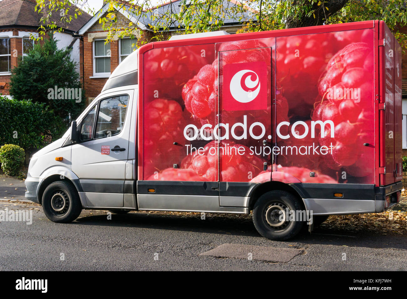 Un Ocado.com supermarché en ligne van offrant en banlieue road. Banque D'Images