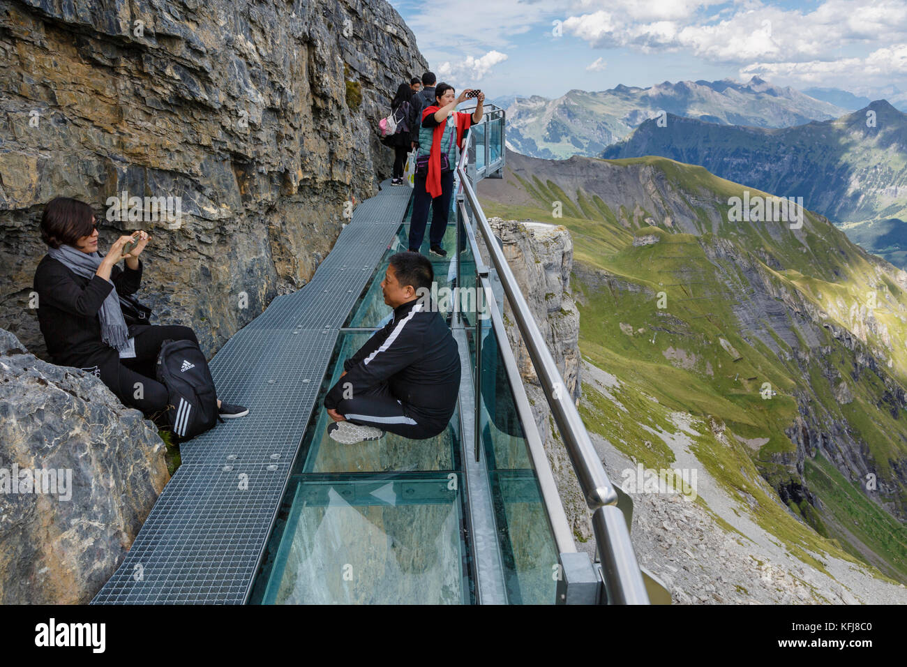 Touristes prenant des photos sur le Skywalk du Schilthorn, Suisse Banque D'Images Touristes prenant des photos sur le Skywalk du Schilthorn, Suisse Banque D'Images