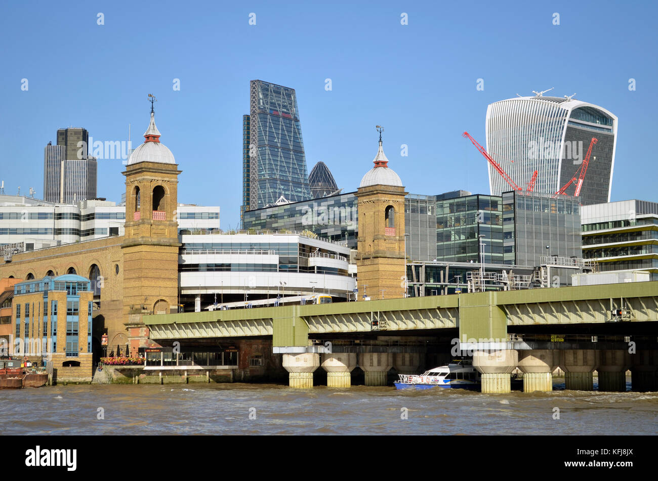 Cannon Street Station et vu du pont ferroviaire sur la Tamise, Londres, Royaume-Uni. Tower 42, le Leadenhall Building, et 20 Fenchurch Street derrière. Banque D'Images