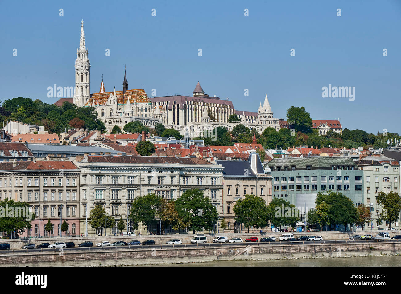 River promenade du Danube à Budapest vue du pont de maillon de chaîne Lánchid Széchanyi avec l'église Matthias en vue sur l'horizon Banque D'Images