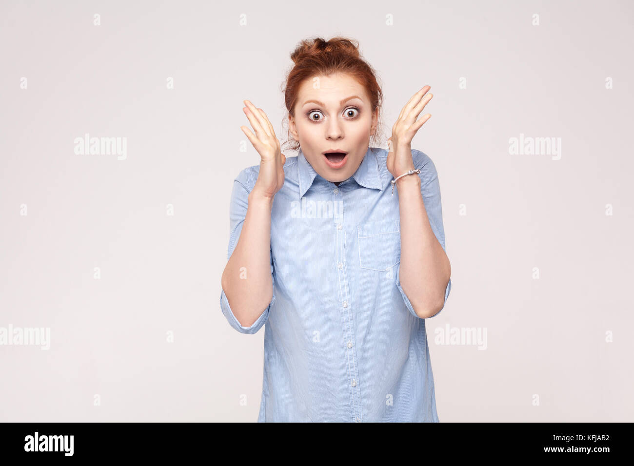 Oui ! Studio shot isolé sur fond gris de l'heureux succès de jeune adulte femme rousse, Feeling Lucky, looking at camera, d'excitation et de joie, SMIL Banque D'Images Oui ! Studio shot isolé sur fond gris de l'heureux succès de jeune adulte femme rousse, Feeling Lucky, looking at camera, d'excitation et de joie, SMIL Banque D'Images