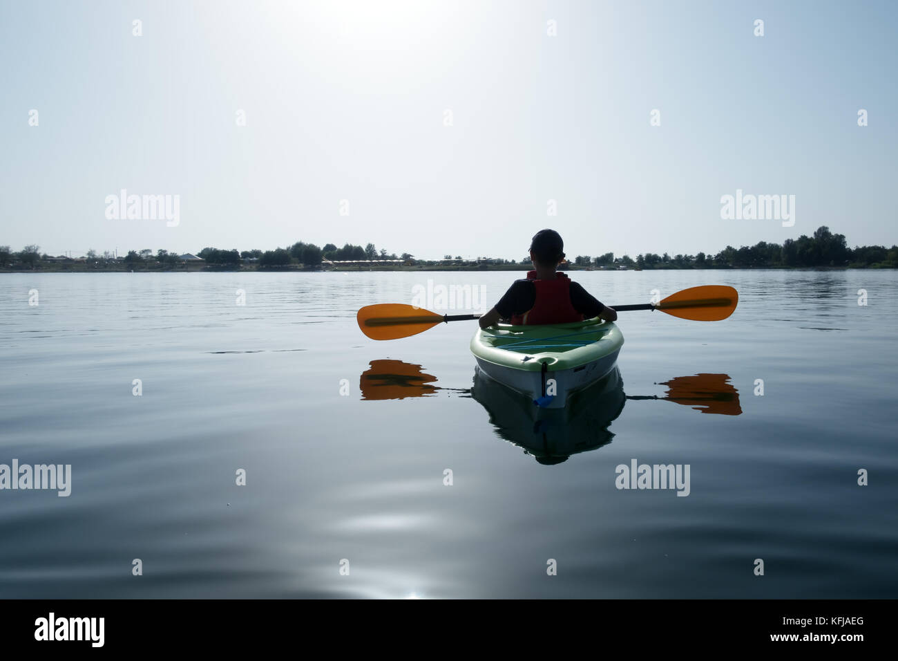 Garçon en veste de kayak sur le vert Banque D'Images