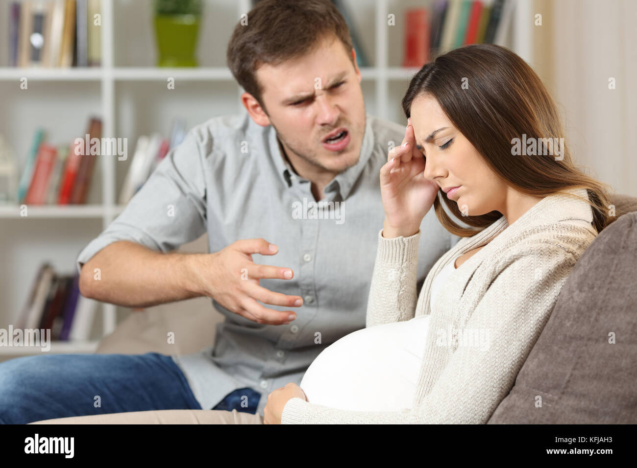 Triste Femme Enceinte Se Battre Avec Son Mari Assis Sur Un Canape A La Maison Photo Stock Alamy