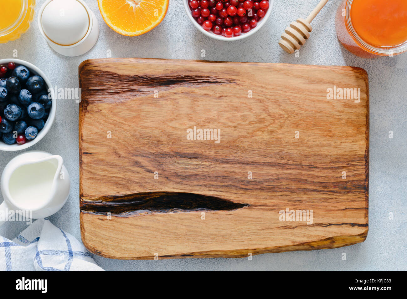 Planche à découper en bois et petit déjeuner ingrédients alimentaires. Vue de dessus et copiez l'espace pour texte. petit-déjeuner concept Banque D'Images