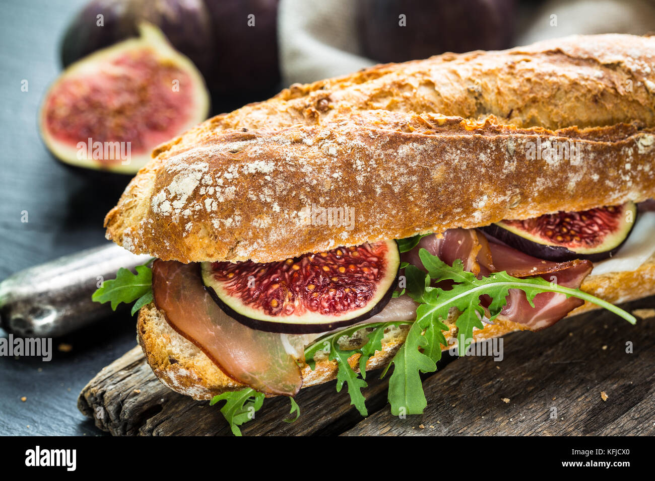 Sandwich avec les figues et jambon Banque D'Images