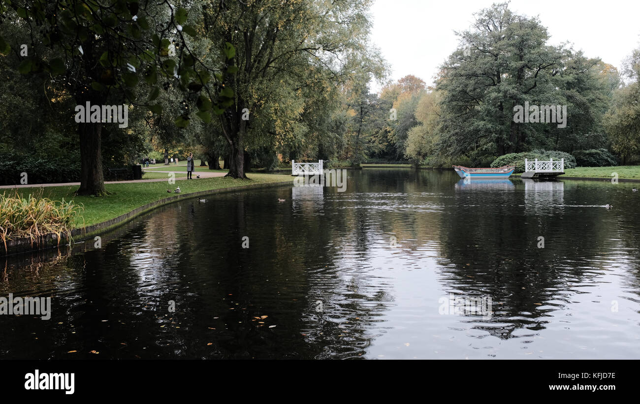 Bac à câble et couleurs d'automne dans les jardins de Frederiksberg, danemark Banque D'Images