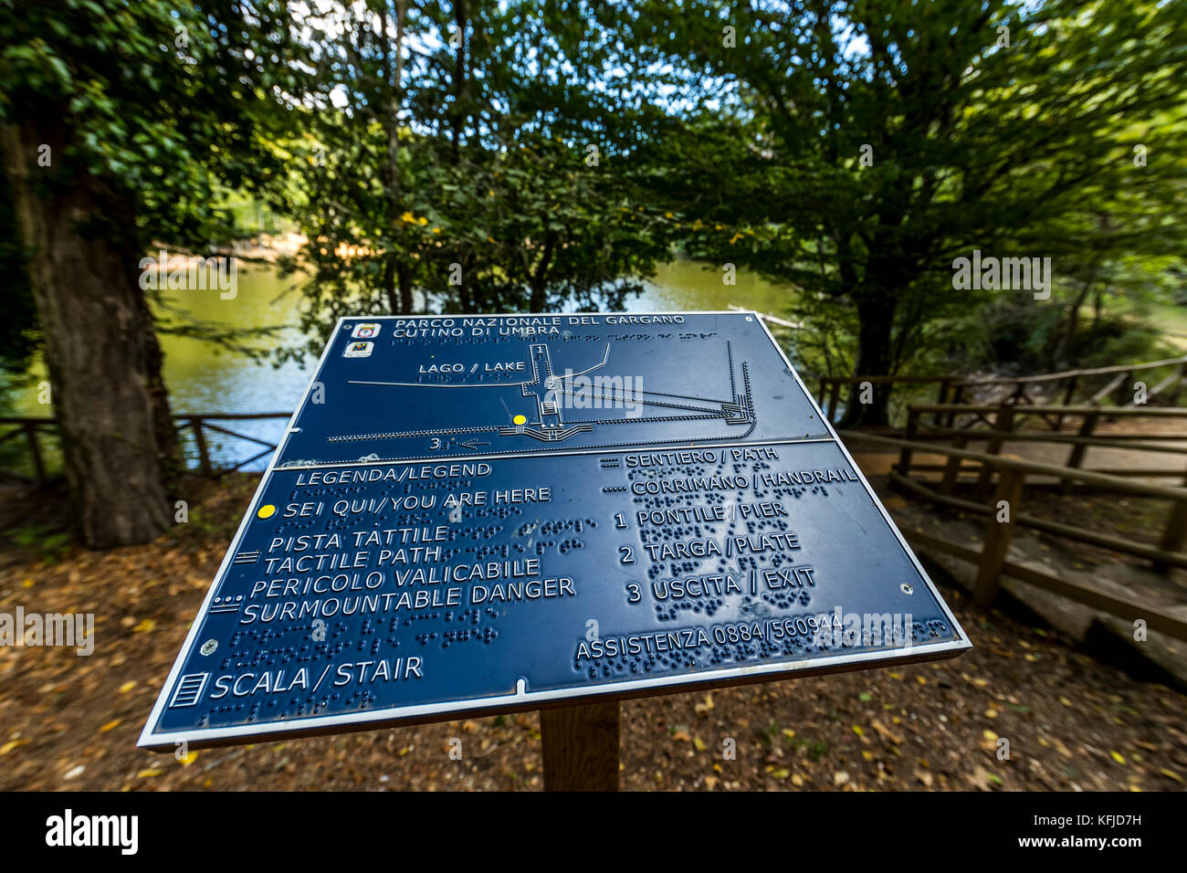 Des panneaux d'informations et des cartes en braille pour les malvoyants. De la forêt Umbra. Peschici et le Parc National du Gargano. L'Italie. Banque D'Images