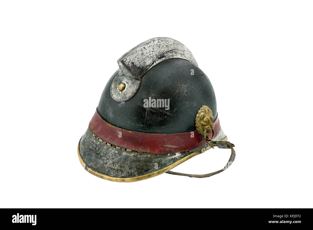 Ancien Casque de pompier isolé sur blanc. l'époque des années 40 en Tchécoslovaquie. Banque D'Images