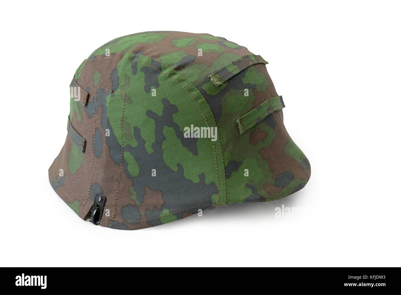 L'Allemagne à la ww2 casque de l'armée allemande. (modèle m35) avec du  tissu camouflage sur fond isolé Photo Stock - Alamy
