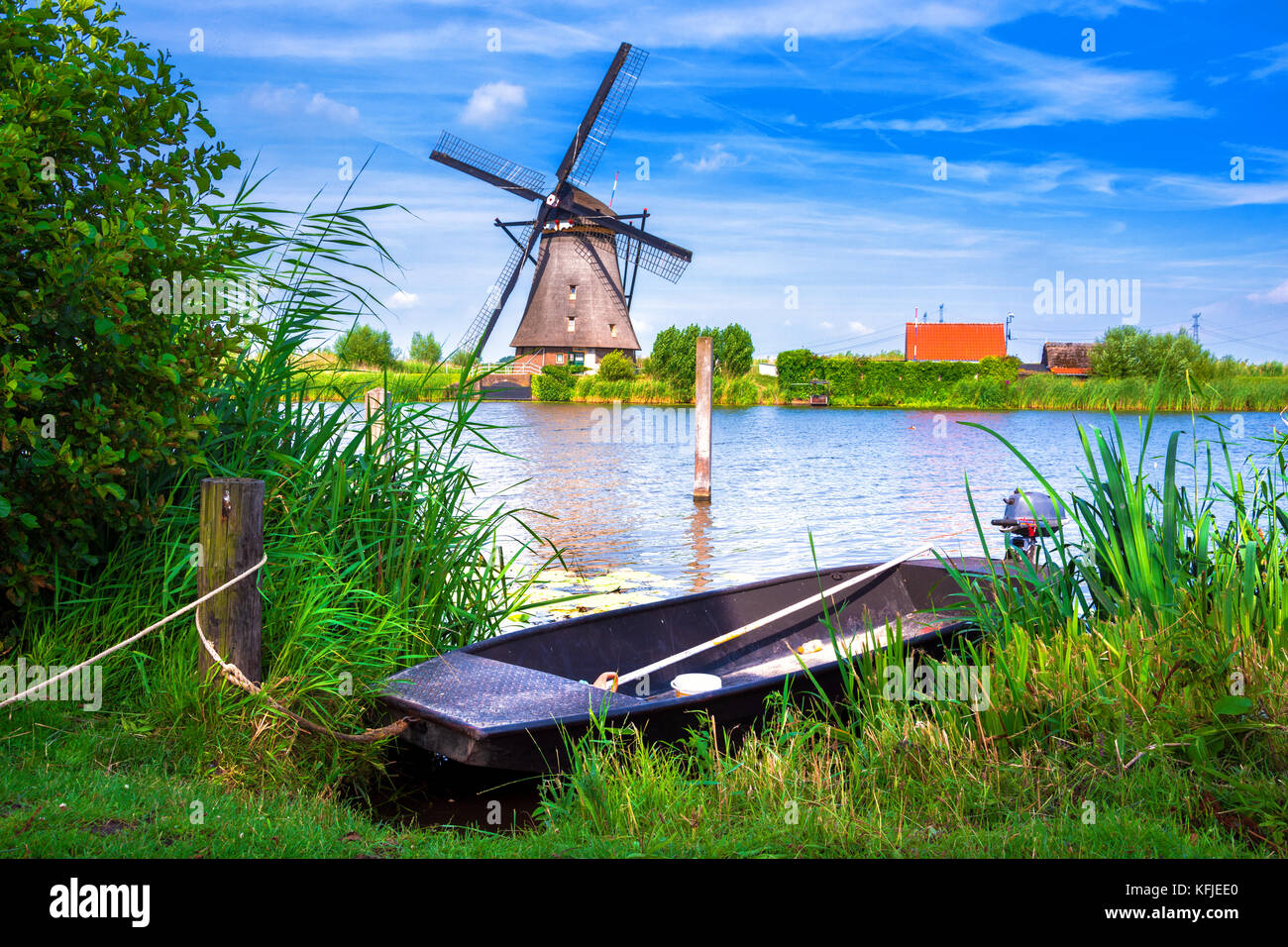 Village traditionnel avec des moulins à vent hollandais kinderdijk et rivière, Hollande, Pays-Bas. Banque D'Images