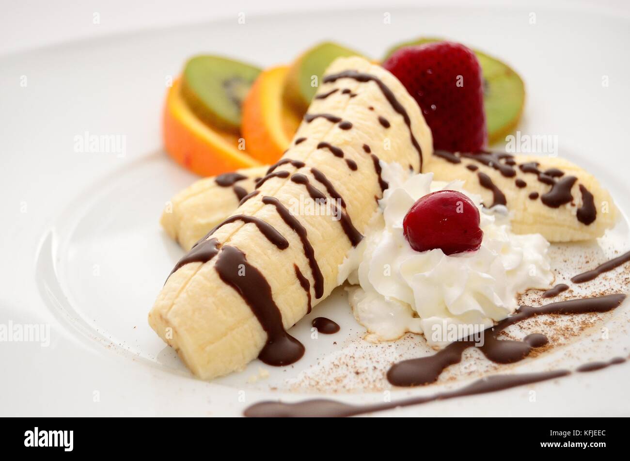 Dessert banane avec le chocolat et creama sans gras Banque D'Images