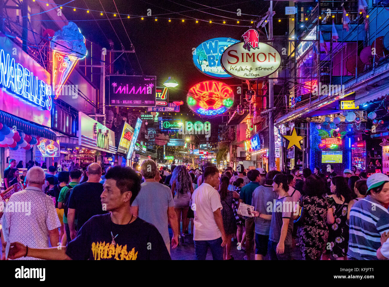 Pattaya, Thaïlande - 07 août : c'est une rue piétonne célèbre quartier rouge où de nombreux touristes viennent la nuit pour visiter les clubs et bars en août Banque D'Images