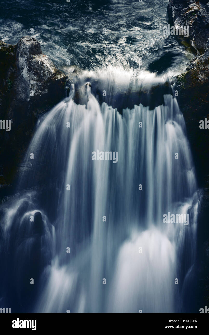 Beau résumé libre de l'eau tombant sur le bord d'une cascade de Little Qualicum Falls Provincial Park, l'île de Vancouver, BC, Canada Banque D'Images