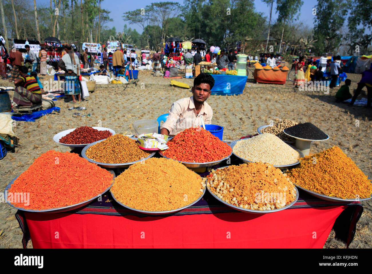 Des collations traditionnelles décroche à poradaha gabtoli à Mela, l'upazila de bogra, Bangladesh. Banque D'Images