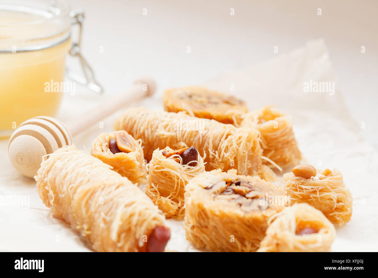 Dessert traditionnel arabe baklava au miel et noix. Banque D'Images