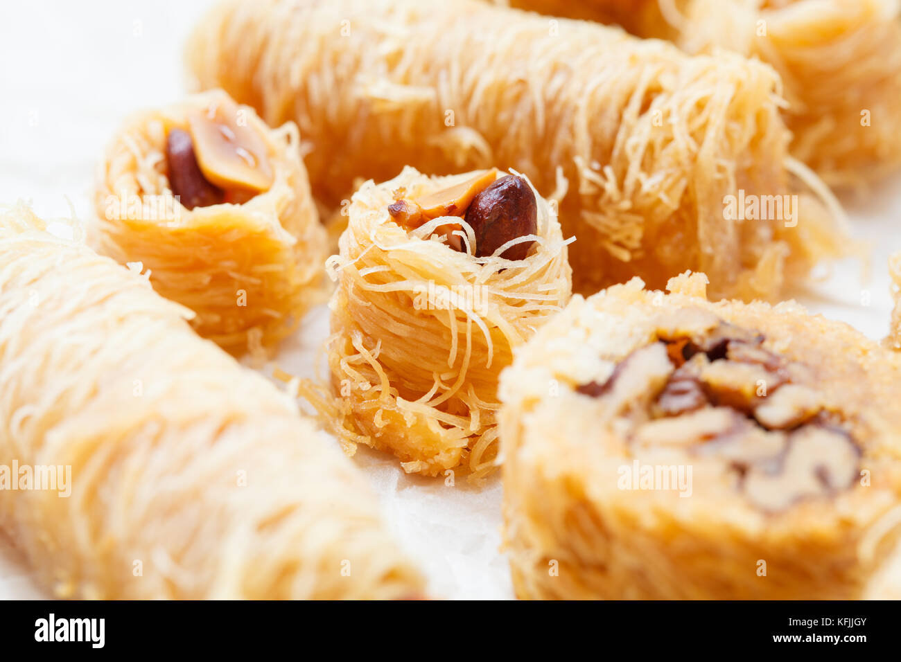 Dessert traditionnel arabe baklava au miel et noix. Banque D'Images
