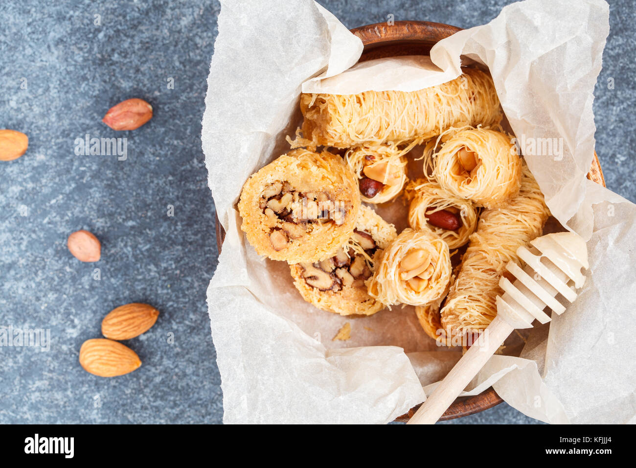Dessert traditionnel arabe baklava au miel et noix. Banque D'Images