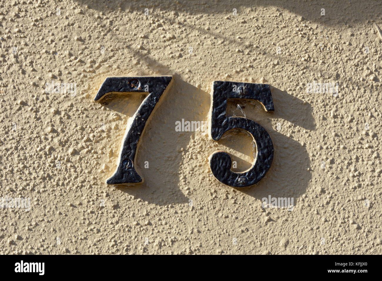 Affiche portant le numéro 75 sur le mur Banque D'Images