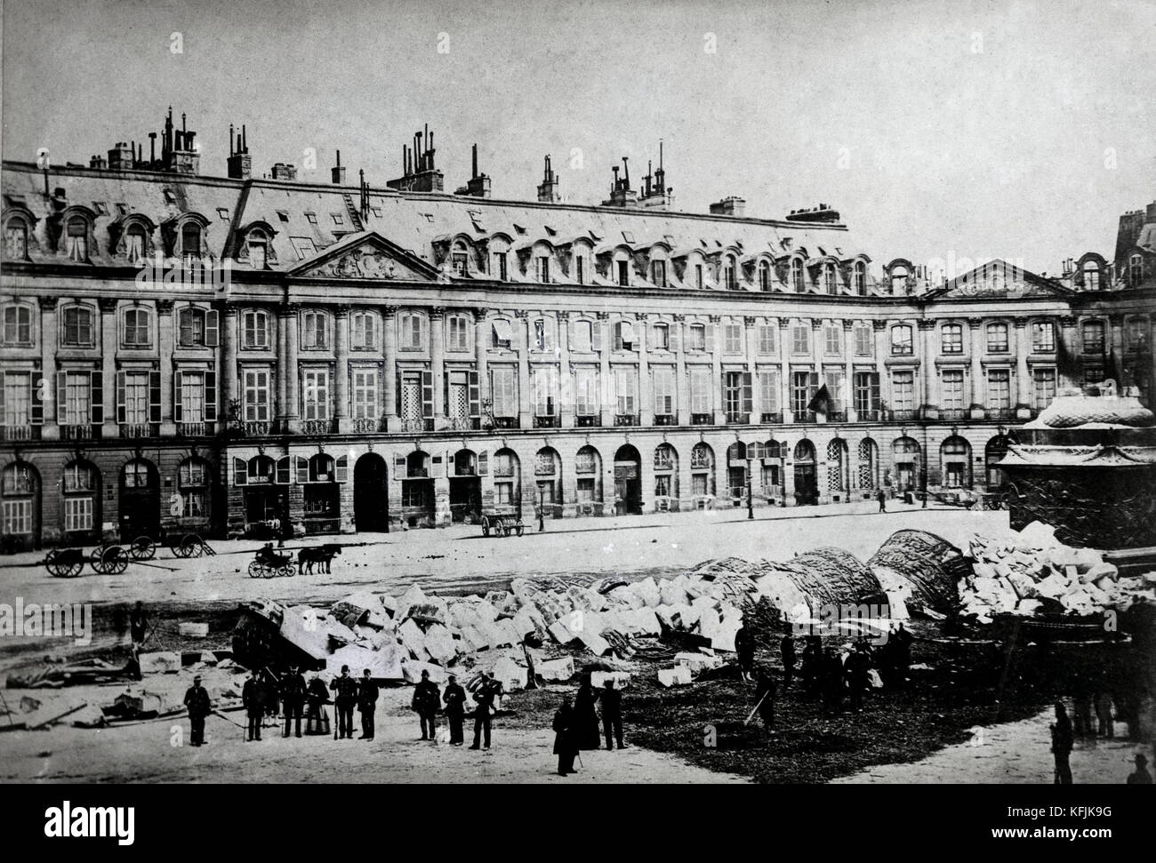 La commune de Paris : la colonne Vendôme en cours de destruction. 20 mai 1871 plaque de verre noir et blanc (12,8 x 17,9 cm) crédit collection François Taponier:Photo12/Coll. Taponier Banque D'Images