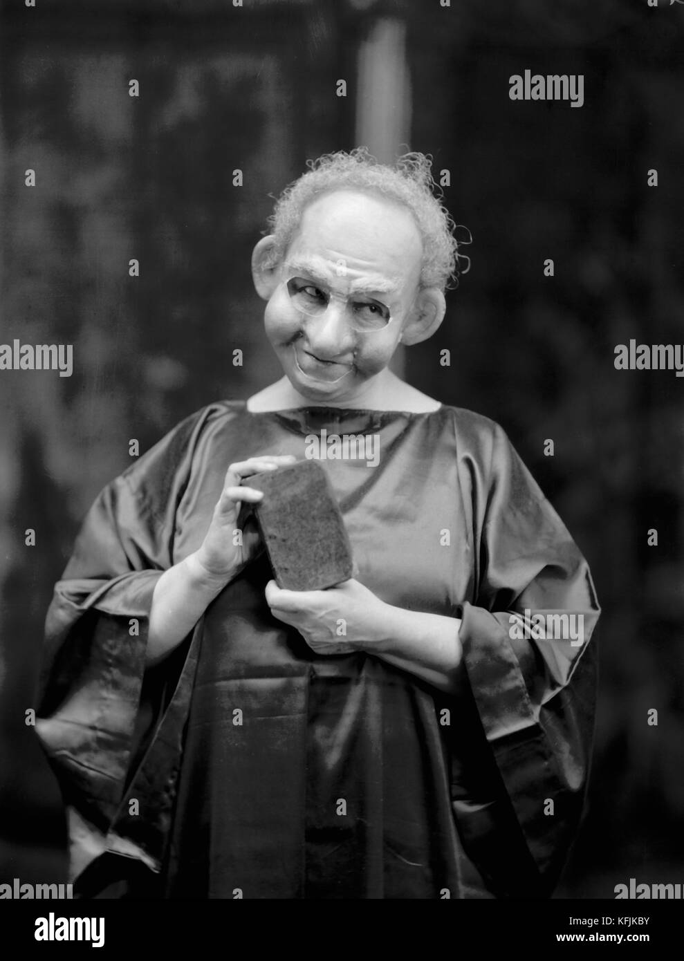 Actrice et chanteuse française de la salle 'Music-Hall' Yvette Guilbert (1865-1944) portant un costume de scène. C. VincentTaponier photo Yvette Guilbert (Paris, 1867 - Aix-en-Provence, 1944) crédit:photo 12/Coll. Taponier Banque D'Images