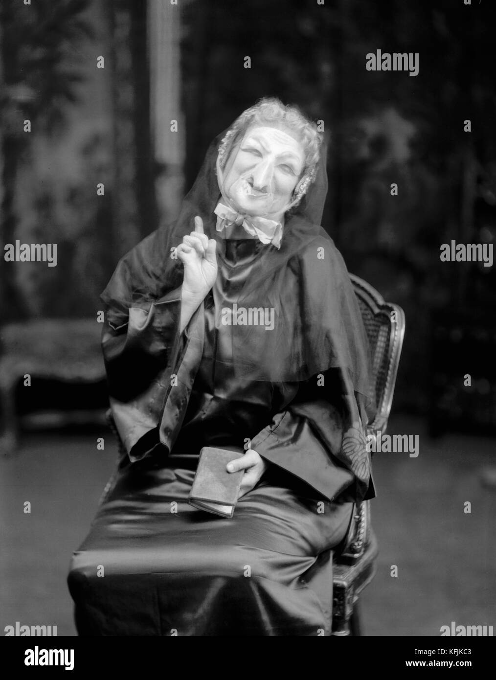 Actrice et chanteuse française de la salle 'Music-Hall' Yvette Guilbert (1865-1944) portant un costume de scène. C. VincentTaponier photo Yvette Guilbert (Paris, 1867 - Aix-en-Provence, 1944) crédit:photo 12/Coll. Taponier Banque D'Images