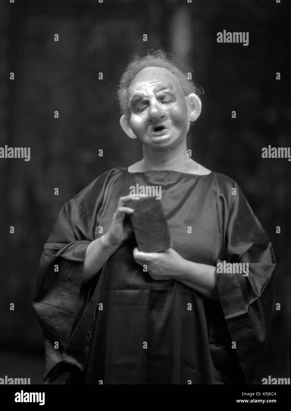 Actrice et chanteuse française de la salle 'Music-Hall' Yvette Guilbert (1865-1944) portant un costume de scène. C. VincentTaponier photo Yvette Guilbert (Paris, 1867 - Aix-en-Provence, 1944) crédit:photo 12/Coll. Taponier Banque D'Images