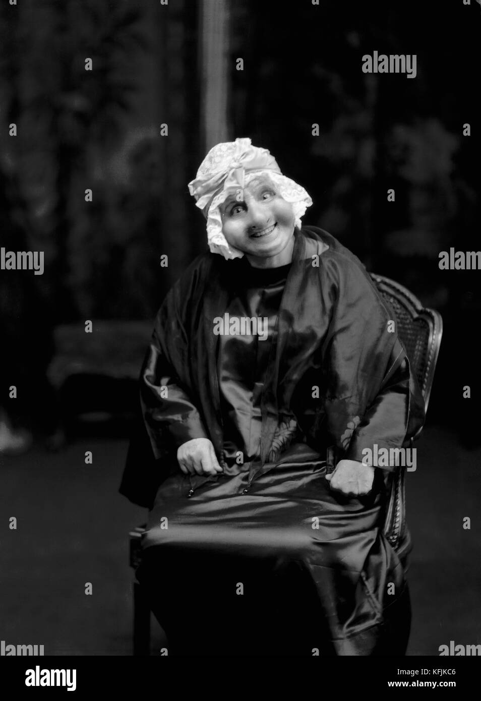 Actrice et chanteuse française de la salle 'Music-Hall' Yvette Guilbert (1865-1944) portant un costume de scène. C. VincentTaponier photo Yvette Guilbert (Paris, 1867 - Aix-en-Provence, 1944) crédit:photo 12/Coll. Taponier Banque D'Images