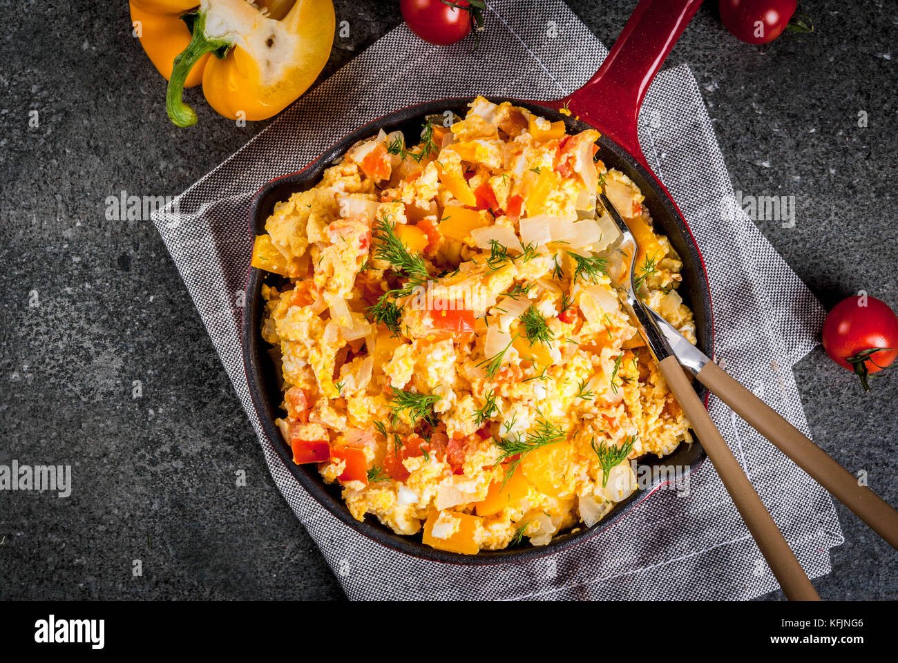 Recettes de nourriture mexicaine, revoltillo de huevos, oeufs brouillés à la dominicana, dans la poêle, sur les portions pierre sombre tableau,copie espace Vue de dessus Banque D'Images