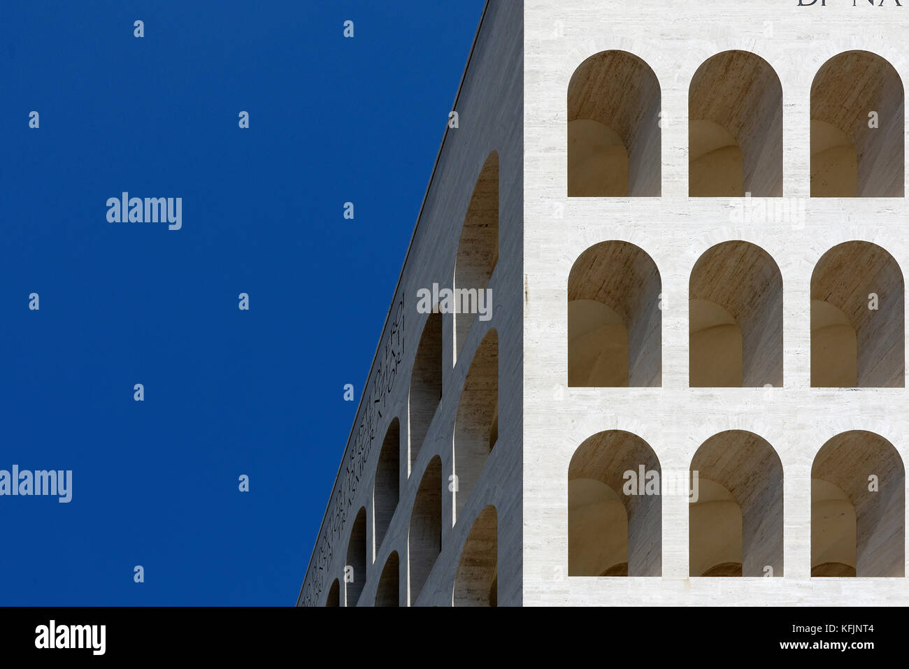 Le Palazzo della Civiltà Italiana, connu sous le nom de Colisée carré en marbre blanc (Colesseo Quadrato). EUR, Rome, Italie. Banque D'Images