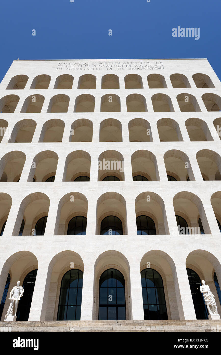 Le Palazzo della Civiltà Italiana, connu comme la place du Colisée  (Colesseo Quadrato). EUR, Rome, Italie. Actuellement le siège de Fendi  Photo Stock - Alamy