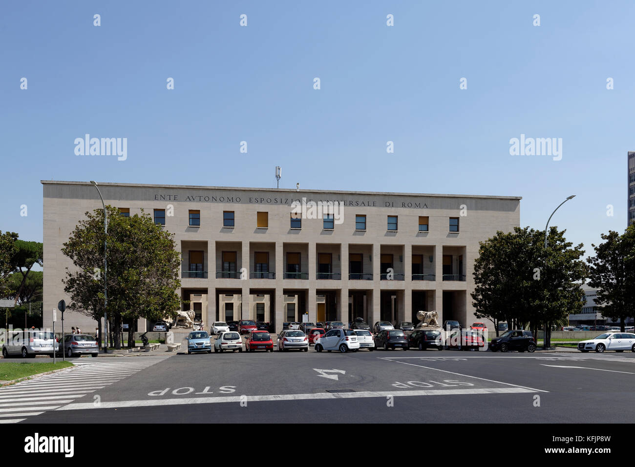 La façade de l'immeuble inscrit avec Palazzo Uffici Ente Autonomo Esposizione Universale di Roma. EUR. Rome. L'Italie. Banque D'Images