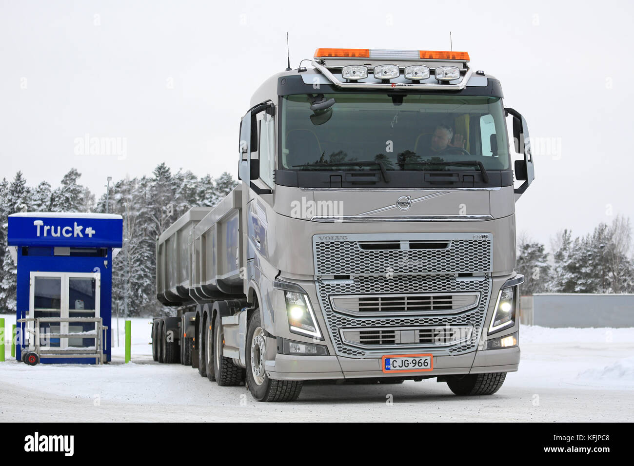 Salo, Finlande - le 22 janvier 2016 : Volvo fh16 650 combinaison chariot pour la construction s'arrête pour le ravitaillement à salo. sur la moyenne des pilotes peuvent économiser jusqu'à Banque D'Images