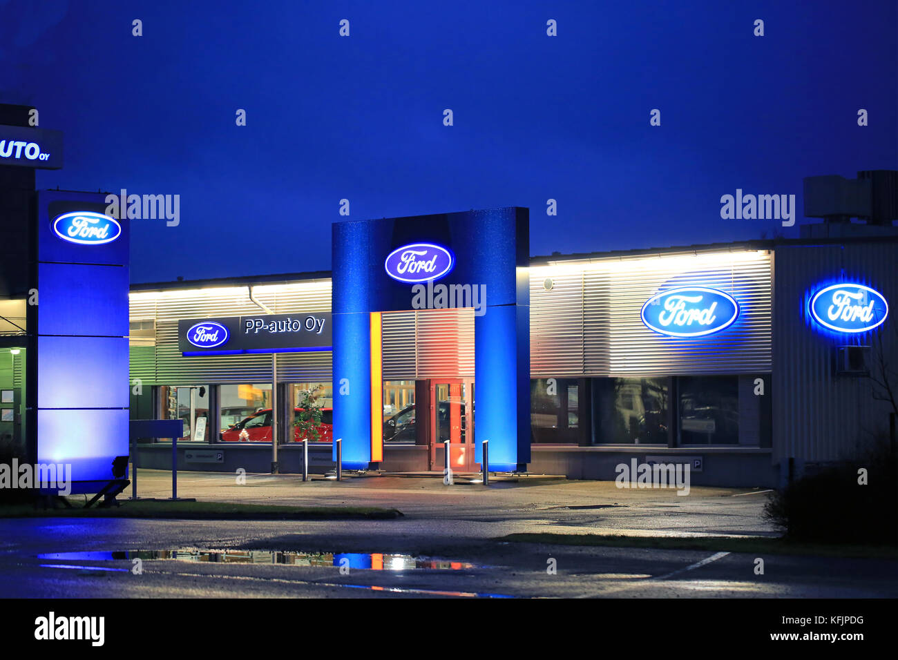 SALO, FINLANDE - 13 DÉCEMBRE 2015 : concessionnaire Ford PP Auto magasin de nuit à Salo, Finlande. Les ventes de véhicules neufs en Europe de Ford ont augmenté de 11 % en 2015. Banque D'Images