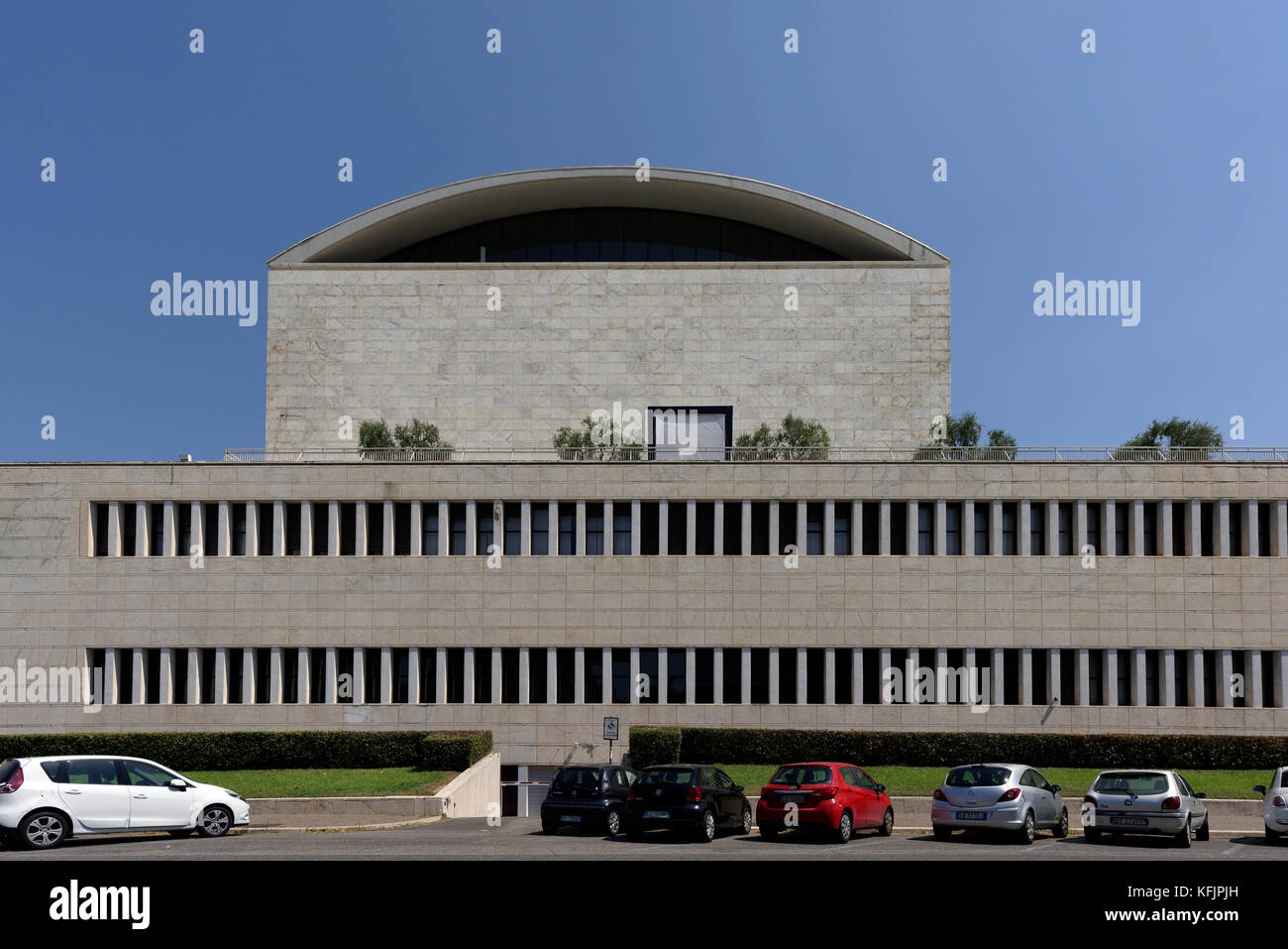 Vue de côté du Palazzo dei Congressi, le palais des congrès au cœur de l'arrondissement. Rome. L'Italie. Banque D'Images