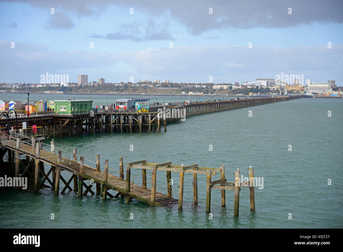 Southend Pier Avec Southend Sur Sea Town Beyond. Anciennes Sections De ...