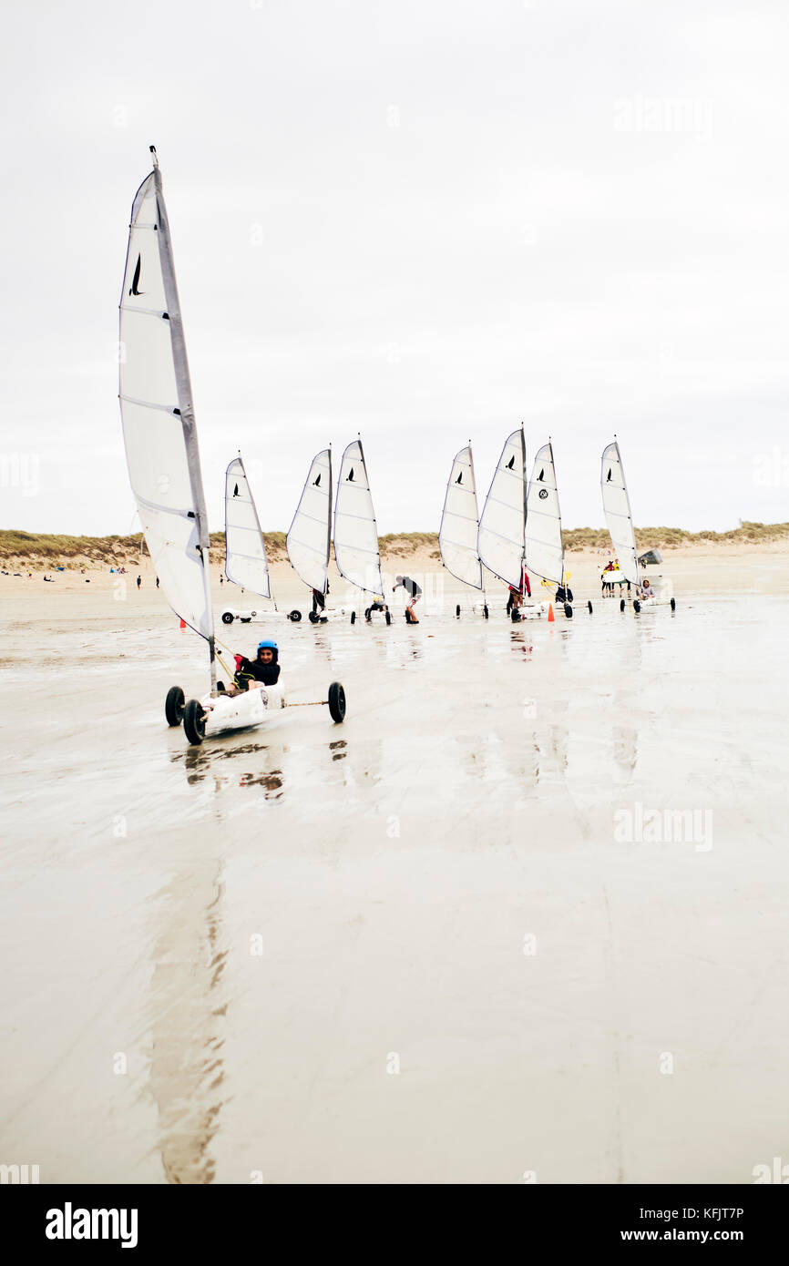 Char à voile sur la plage de la Torche à Plomeur Finistère Bretagne France  Photo Stock - Alamy