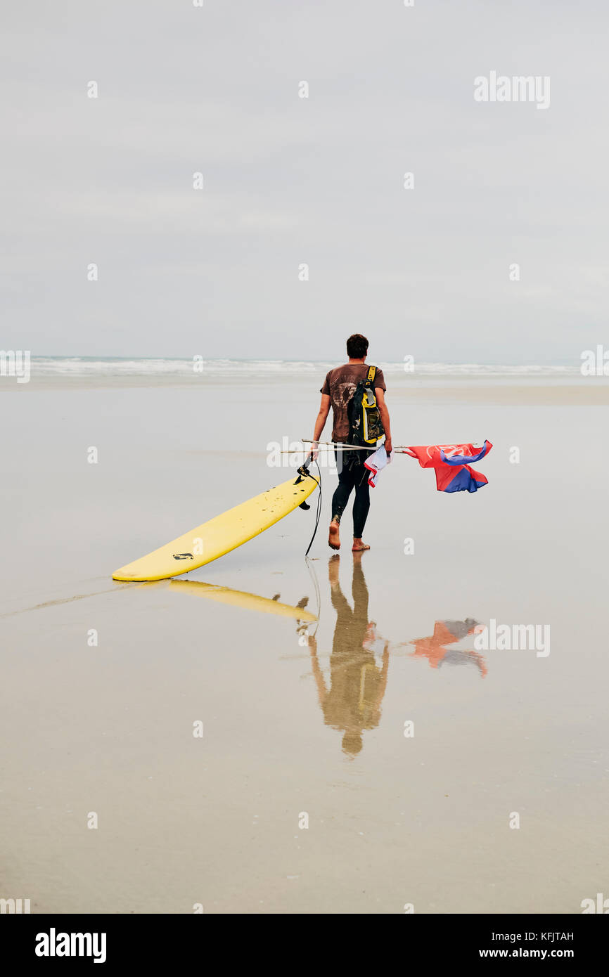 Une école de surf avec moniteur de surf et les drapeaux à la plage de la Torche Plomeur Finistere Bretagne France Banque D'Images