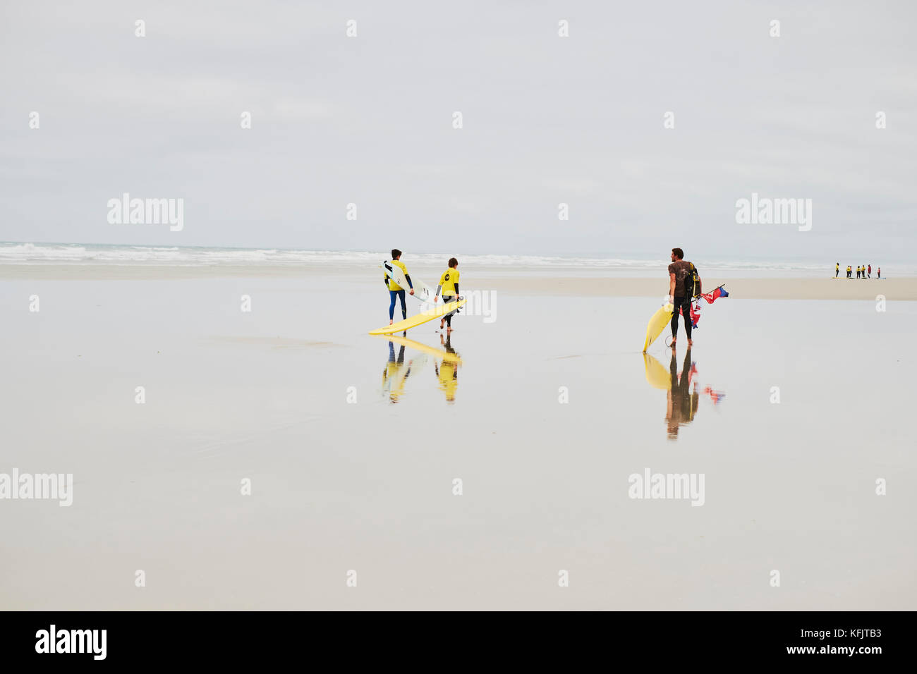 L'école de surf à la plage de la Torche Plomeur Finistere Bretagne France Banque D'Images