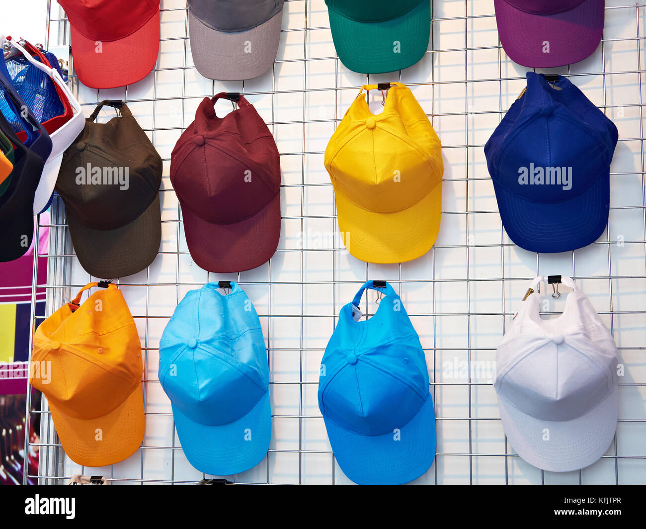 Casquettes de baseball sur le mur en vitrine Banque D'Images