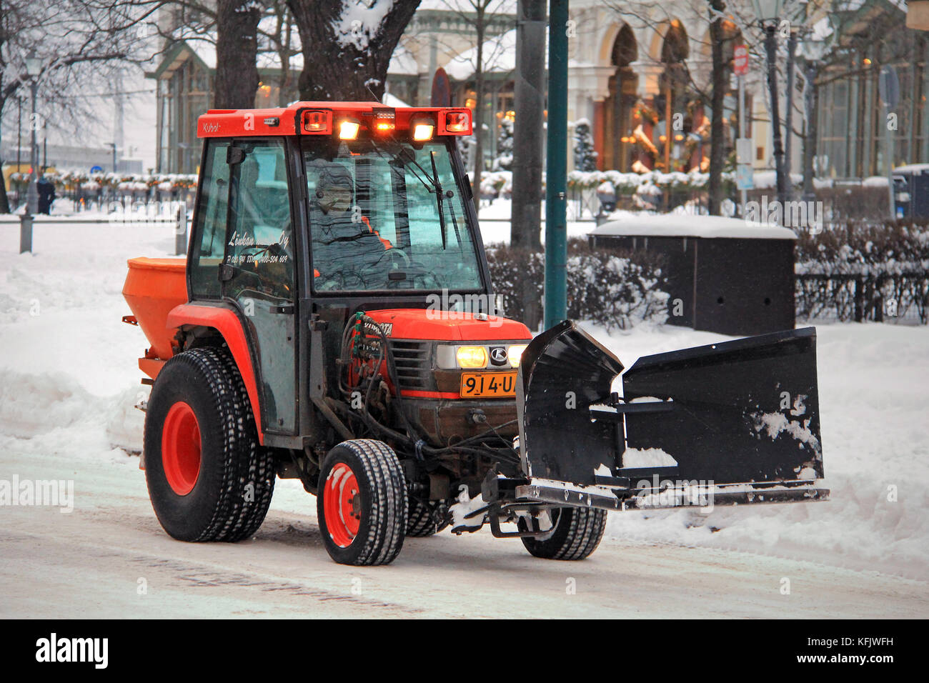 Helsinki, Finlande - le 13 janvier 2016 : homme non identifié conduit un tracteur  kubota pour le déneigement au centre de Helsinki à Helsinki. la neige est  enlevée accor Photo Stock - Alamy
