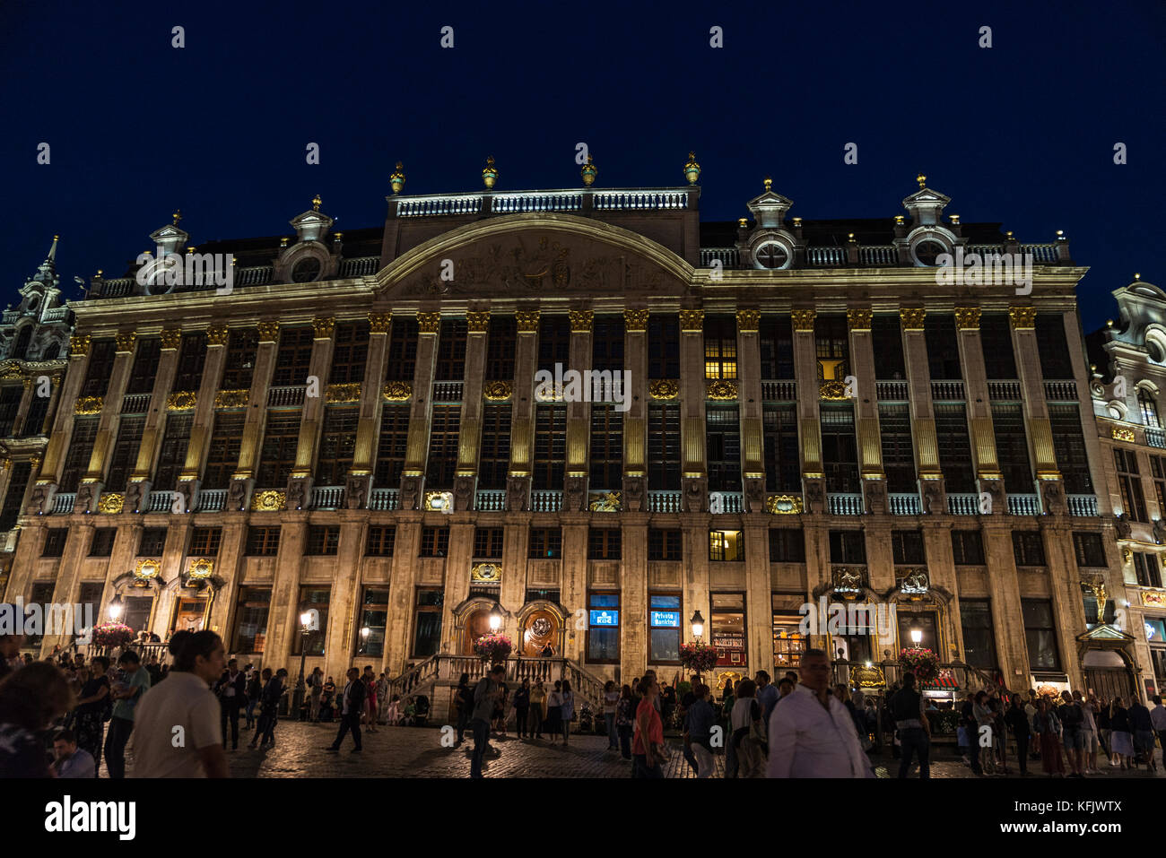 Bruxelles, Belgique - 26 août 2017 : hôtel particulier des ducs de Brabant à la grand place des personnes qui se promènent dans la nuit à Bruxelles, Belgique Banque D'Images