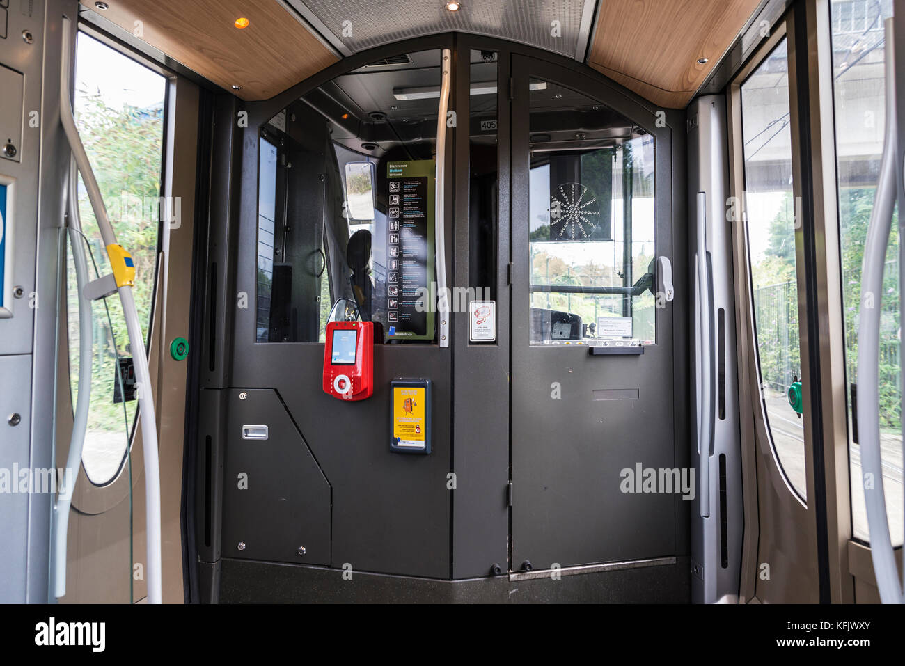 Bruxelles, Belgique - 27 août 2017 : cabine du conducteur à l'intérieur du wagon d'un tramway à Bruxelles, Belgique Banque D'Images