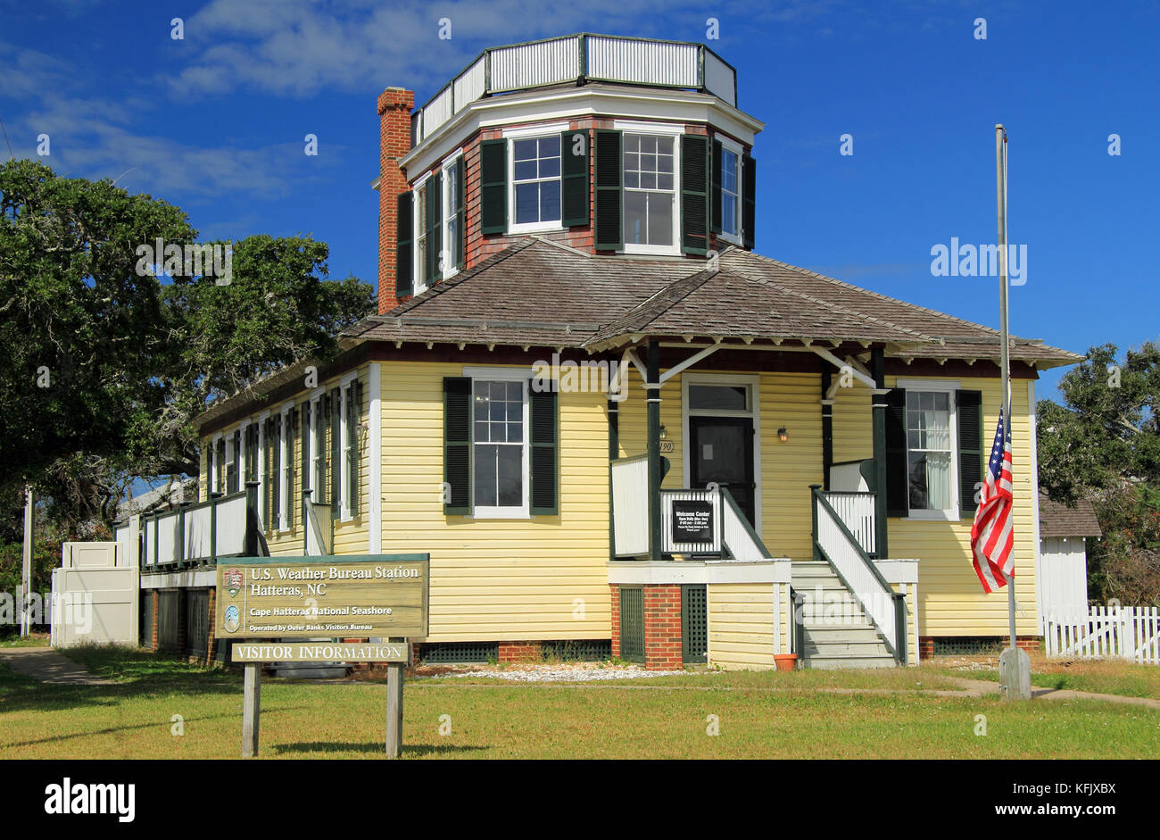 L'Hatteras Weather Bureau Station, construite en 1901, est un ancien bâtiment à ossature de bois qui abritait autrefois l'United States Weather Bureau, Caroline du Nord. Banque D'Images