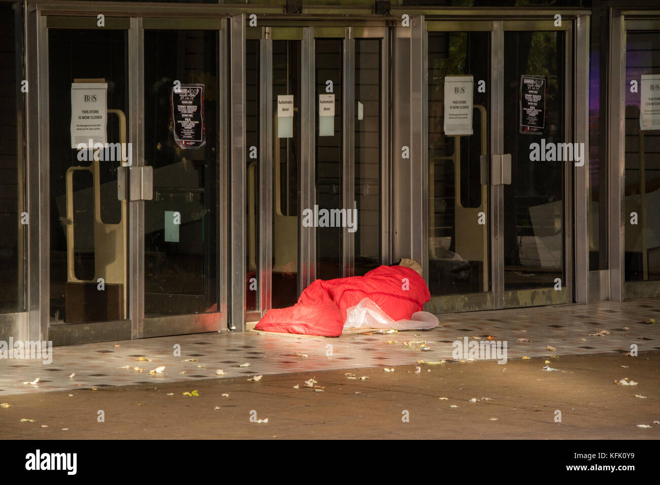 Personne sans-abri dormant dans l'embrasure d'une fermeture de magasin BHS, Coventry, Angleterre, RU Banque D'Images