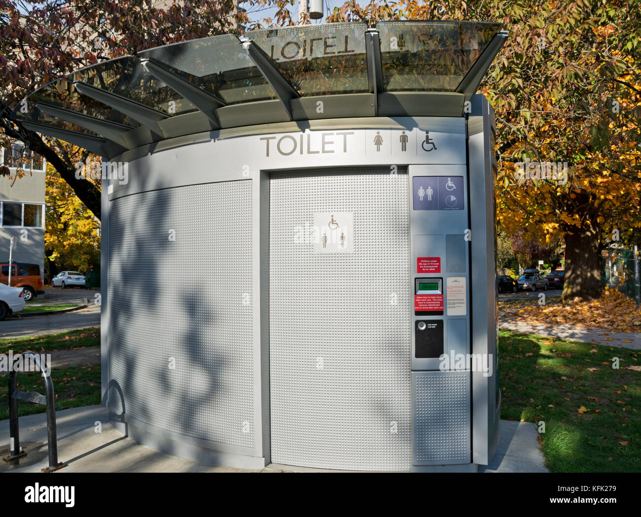 L'auto-nettoyage automatique toilettes publiques dans un parc de Vancouver. Banque D'Images